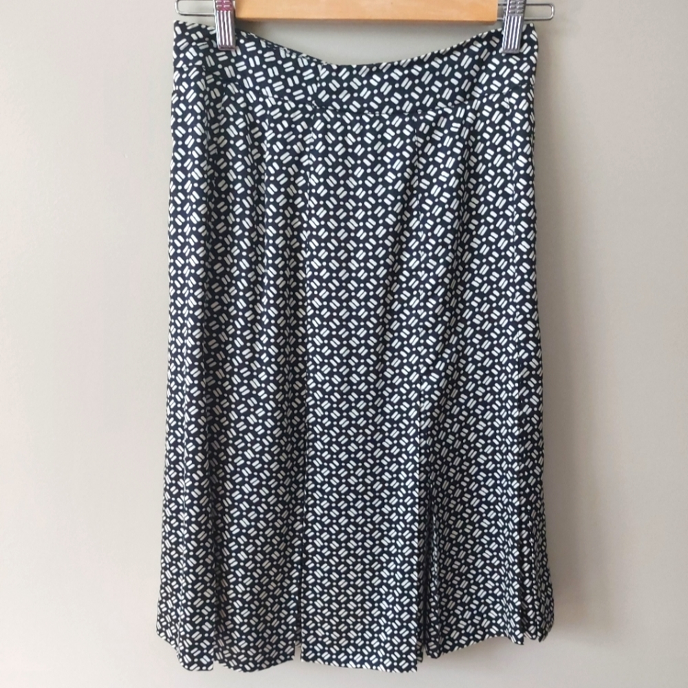 Max Mara Silk inverted pleated skirt. Black and white. Size 4